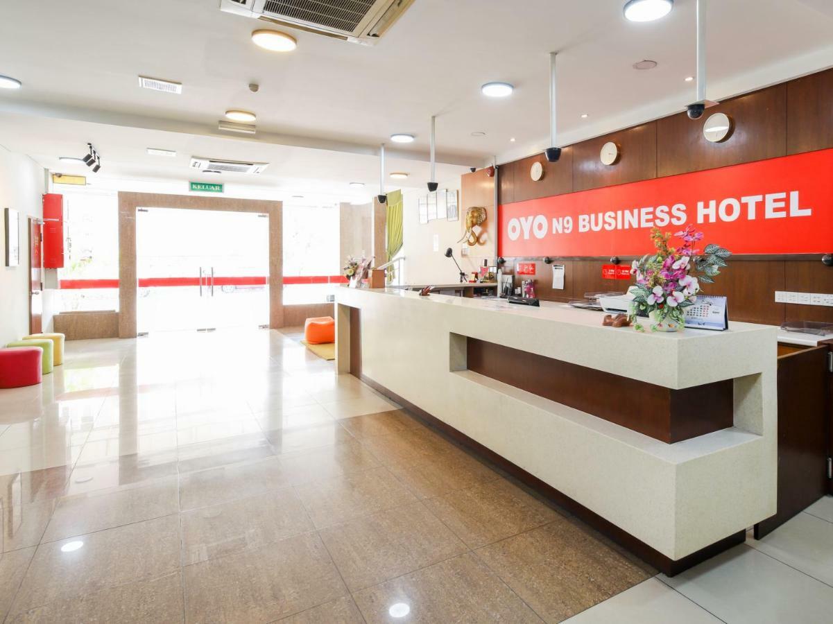 Oyo 43955 N9 Business Hotel Nilai Exterior photo